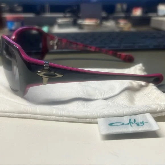 OAKLEY Script Sunglasses – Style 05963 – Women’s GUC - Picture 3 of 13